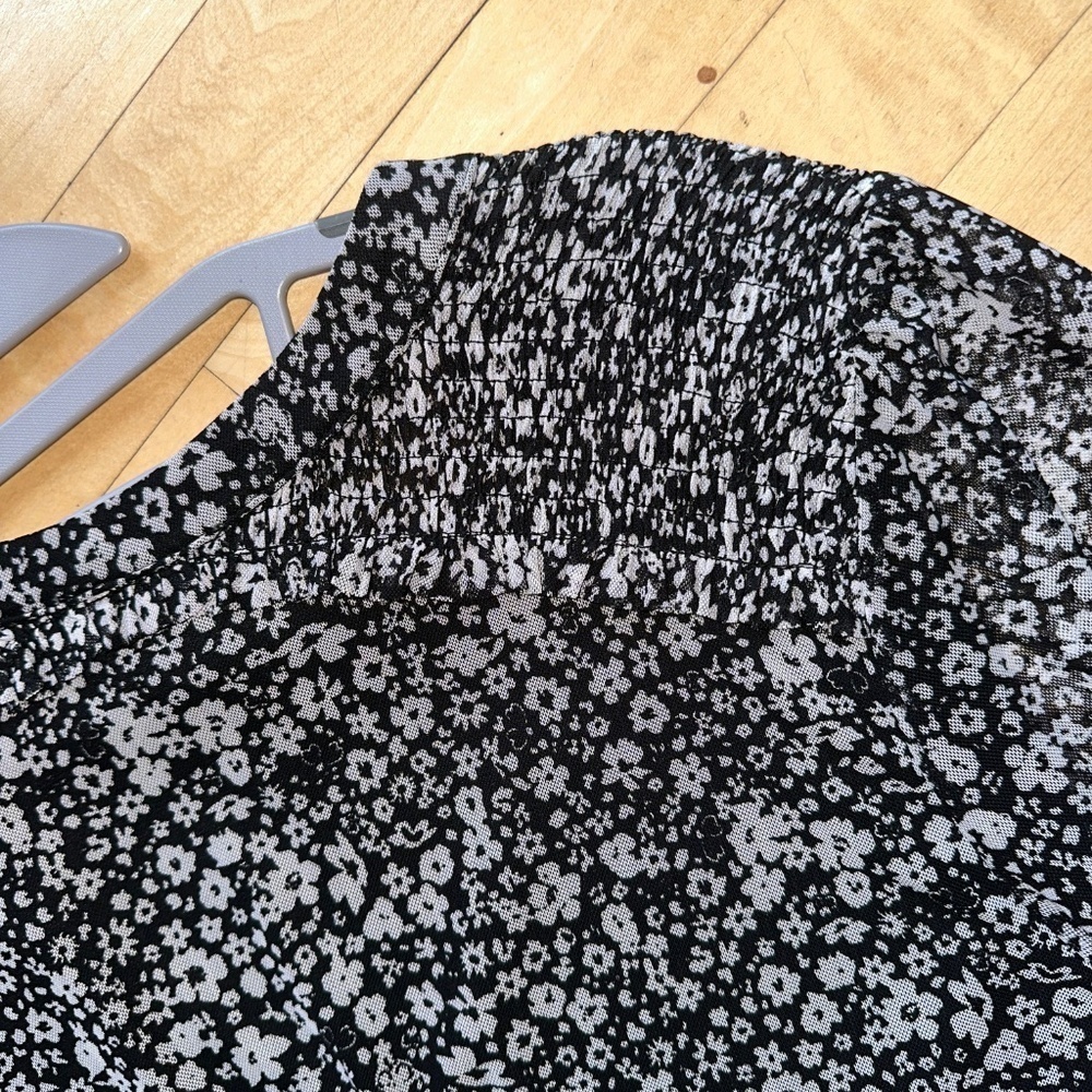 EverEve Mesh Black floral top, M, CB2237 - Picture 6 of 6